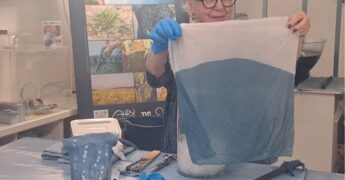 Turismo, a Tolosa tra tessuti e cosmetici la tintura ancestrale del bleu de pastel diventa esperienza