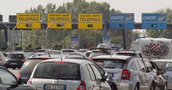 Tutti in viaggio, primo weekend da bollino nero: oltre 26 milioni di auto sulle strade