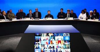 Ucraina, Macron annuncia l’esercitazione dei Volenterosi da ottobre. L’Italia non parteciperà