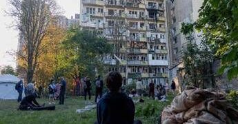 Ucraina, Mosca bombarda Kiev e aree circostanti: 12 morti. Polonia in allerta fa decollare aerei militari al confine