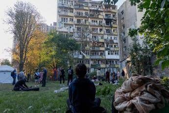 Ucraina, Mosca bombarda Kiev e aree circostanti: 12 morti. Polonia in allerta fa decollare aerei militari al confine