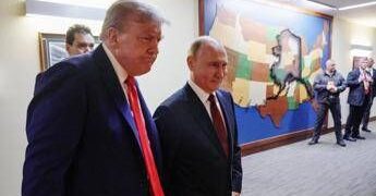 Ucraina-Russia, summit Trump-Putin un anno dopo: ‘spirito di Anchorage’ svanito nel nulla e pace ancora lontana