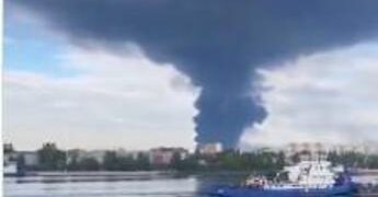 Ucraina, attacco contro una delle più grandi raffinerie in Russia. Mosca: “Abbattuti nella notte 605 droni di Kiev”