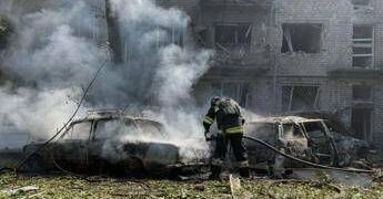 Ucraina, nuovi raid su Kiev e Zaporizhzhia. Zelensky: “Russia ha utilizzato missili balistici nordcoreani”