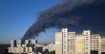 Ucraina, raid russo contro magazzino vicino a Kiev fa strage: almeno 27 morti