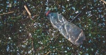 Una bottiglia incastrata nella ruota, il nuovo metodo dei ladri di auto
