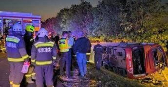 Ungheria, autobus si ribalta e finisce in un fossato: 12 morti e 10 feriti