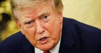 Usa-Iran, scaduta la tregua. Trump ora minaccia l’Oman: “Se vi mettete in mezzo vi bombarderemo”