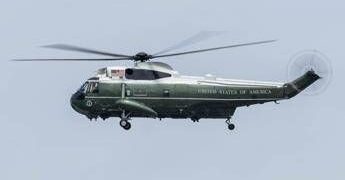 Usa, il rapporto: problemi di comunicazione al decollo, quasi-collisione per il Marine One di Trump