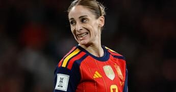 Va a giocare in Arabia, cancella dai social le foto di figlia e compagna: il ‘caso’ della calciatrice Esther Gonzalez