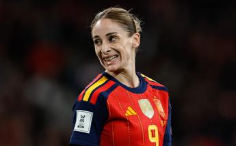 Va a giocare in Arabia, cancella dai social le foto di figlia e compagna: il ‘caso’ della calciatrice Esther Gonzalez