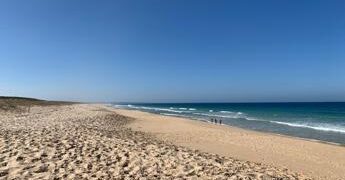 Vacanze al mare, l’effetto-trappola della sabbia: dalle passeggiate ai racchettoni ecco le insidie della vita da spiaggia