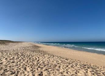Vacanze al mare, l’effetto-trappola della sabbia: dalle passeggiate ai racchettoni ecco le insidie della vita da spiaggia