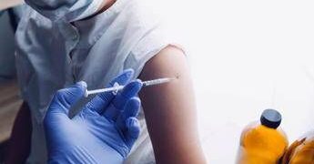 Vaccini ai bambini, tutti contro Trump: “Perderà guerra ai virus, nuovo ordine esecutivo una follia”