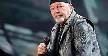 Vasco Rossi furioso con un fan: “Non sono infame, è una fake vergognosa”
