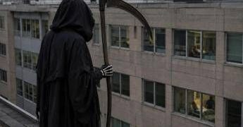 Vestito da morte sale sul tetto di un ospedale e fissa i pazienti: arrestato