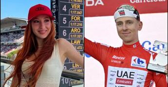 Vuelta, l’influencer ci prova con Pogacar: “Che carino…”. I giornalisti protestano