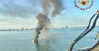 Yacht in fiamme affonda al largo di Jesolo: 10 persone salvate, decisivo l’intervento di un’altra barca