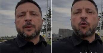 Zelensky e il video ‘misterioso’: “Da dove spuntano auto e camion?”