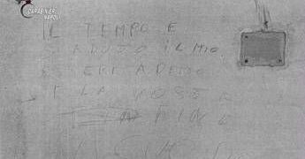 A Napoli arrestato 44enne per maltrattamenti all’ex moglie, sul muro aveva scritto: “Il tempo è scaduto vi uccido”