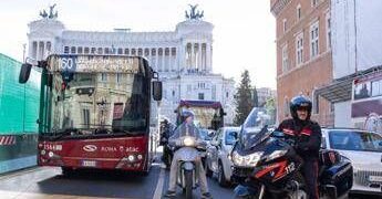 A Roma autobus sempre più ‘ostaggi’ delle auto, nel centro storico viaggiano anche a 1 km l’ora: lo studio