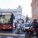 A Roma autobus sempre più ‘ostaggi’ delle auto, nel centro storico viaggiano anche a 1 km l’ora: lo studio