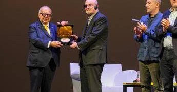A Salman Rushdie l’onorificenza ‘Ambassador of Freedom’