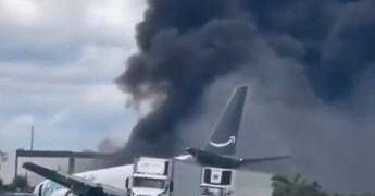 Aereo Boeing 767 cargo di Amazon esce di pista, si schianta e prende fuoco a Miami