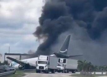 Aereo Boeing 767 cargo di Amazon esce di pista, si schianta e prende fuoco a Miami