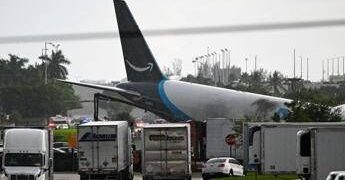Aereo cargo Amazon fuori pista a Miami, 5 morti e 5 feriti: aperta un’indagine