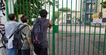 Aggressioni a scuola, non solo la prof accoltellata a Roma: docenti nel mirino, molti casi analoghi in questi anni