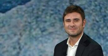 Alessandro Di Battista, rientro in Italia rinviato: l’annuncio sui social