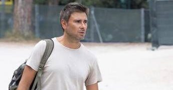 Alessandro Di Battista tornato in Italia dopo il malore: il volo in tre tappe e il ricovero al Gemelli, cosa sappiamo
