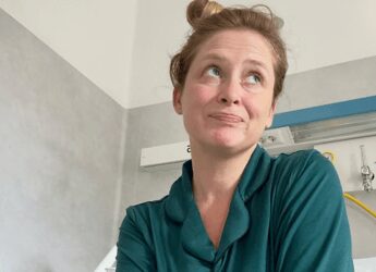 Alice Mangione ricoverata in ospedale, come sta la comica: “Pensavo fosse una cistite”