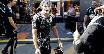 Antonelli, torta in faccia al Gp di Monza: la ‘vendetta’ del box Mercedes contro Kimi