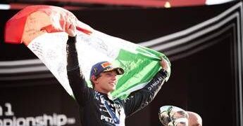 Antonelli, trionfo nel Gp di Monza e lacrime: “Non so cosa ho fatto”. I tifosi: “Adesso vinci il Mondiale”