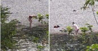 Bagno senza veli nel Brenta, due uomini entrano in acqua nonostante il divieto