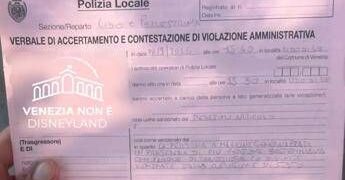 Bestemmia in strada, i vigili lo sentono: multa di 102 euro a Venezia