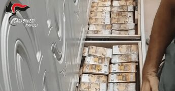 Blitz anticamorra a Napoli, nascosti nel muro Rolex e banconote per più di 3 milioni di euro: la scoperta