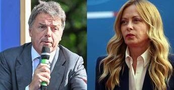 Bollo auto, Renzi contro Meloni: “Mi diede del venditore di pentole, si scusi”. Lei: “Bravo, hai scoperto differenza tra annunciare e realizzare”