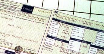 Bollo auto, occhio al campo P.2 su carta circolazione: il primo elenco dei modelli esentati