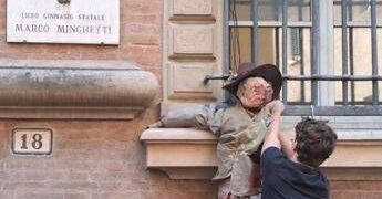 Bologna, manichino di Valditara alle finestre del liceo Minghetti: “Nemico degli studenti”