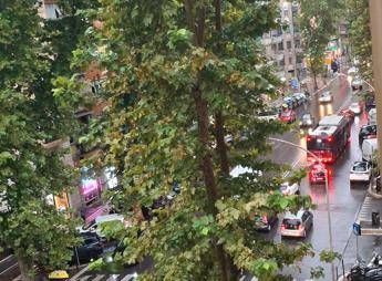 Bomba d’acqua su Roma, il maltempo colpisce la capitale dopo mesi di afa record