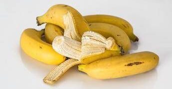 Buccia di banana frullata in acqua, la ‘ricetta’ per curare le piante