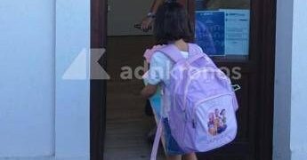Campanella solitaria per la piccola Aysha, l’alunna che non può copiare: a scuola c’è solo lei