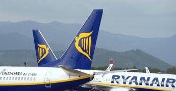 Caos nel Regno Unito, nuovo problema tecnico ai sistemi di controllo del traffico aereo: almeno 200 voli cancellati