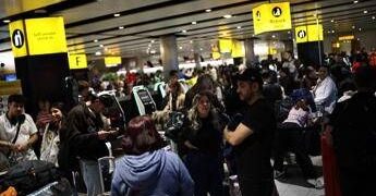 Caos voli nel Regno Unito, il bilancio: oltre 1.000 cancellati per un guasto tecnico