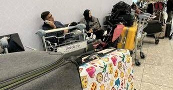 Caos voli nel Regno Unito, un ‘errore’ militare manda in tilt il traffico aereo: cos’è successo