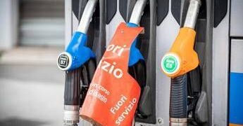 Carburanti, i prezzi volano: serie di record per il gasolio, su anche la benzina