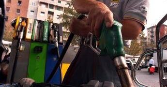 Carburanti, prezzi alle stelle: oggi scattano le nuove accise. Eni fissa il tetto di benzina e gasolio